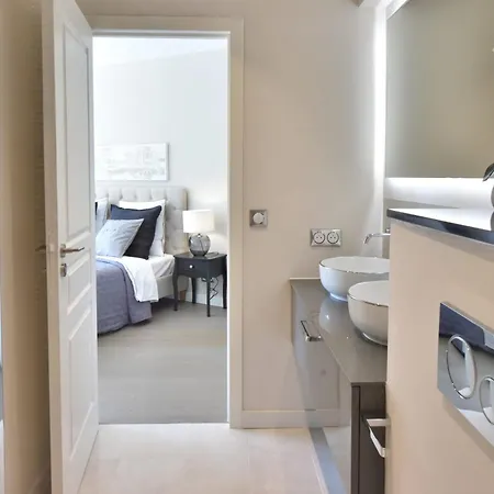 - 2-br Flat 15-min Walk To The Beaches *