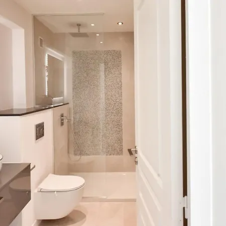Apartment - 2-br Flat 15-min Walk To The Beaches Cannes
