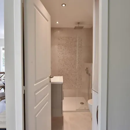 - 2-br Flat 15-min Walk To The Beaches * Κάννες