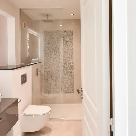 - 2-br Flat 15-min Walk To The Beaches