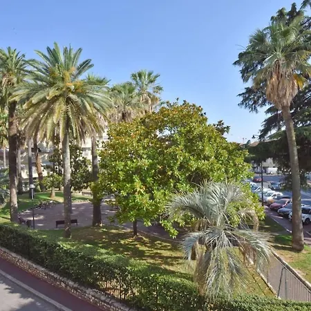 - 2-br Flat 15-min Walk To The Beaches *